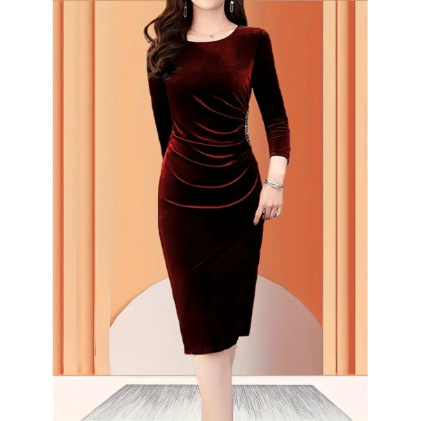 Kadın Uzun Kollu Yakası Açık Yanlardan Büzgülü Taş Detaylı Midi Kadife Elbise