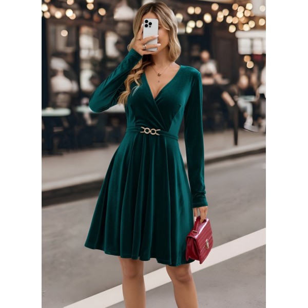 Kadın Uzun Kollu Kruvaze Yakalı Toka Detaylı Mini Kadife Elbise