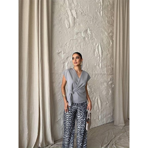 YANDAN BAĞLAMA DETAYLI KOLSUZ BLUZ - Gri