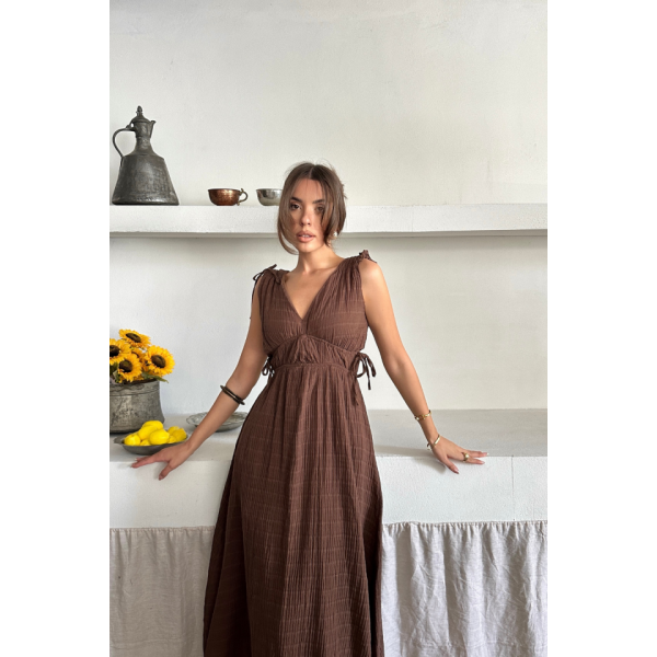 MÜSLİN ELBİSE OMUZ BÜZGÜ DETAYLI V YAKA KOLSUZ ELBİSE - Kahverengi