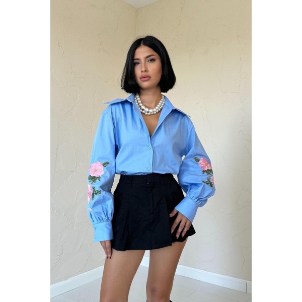 Mavi Kollarında Gül Nakışlı Gömlek