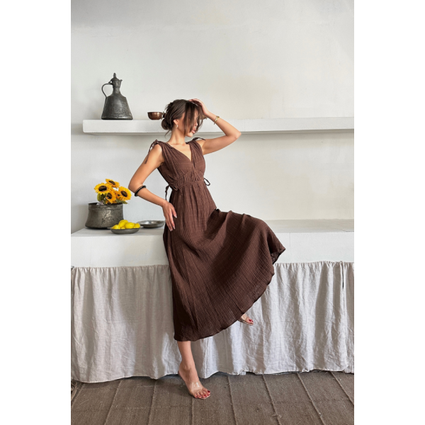 MÜSLİN ELBİSE OMUZ BÜZGÜ DETAYLI V YAKA KOLSUZ ELBİSE - Kahverengi