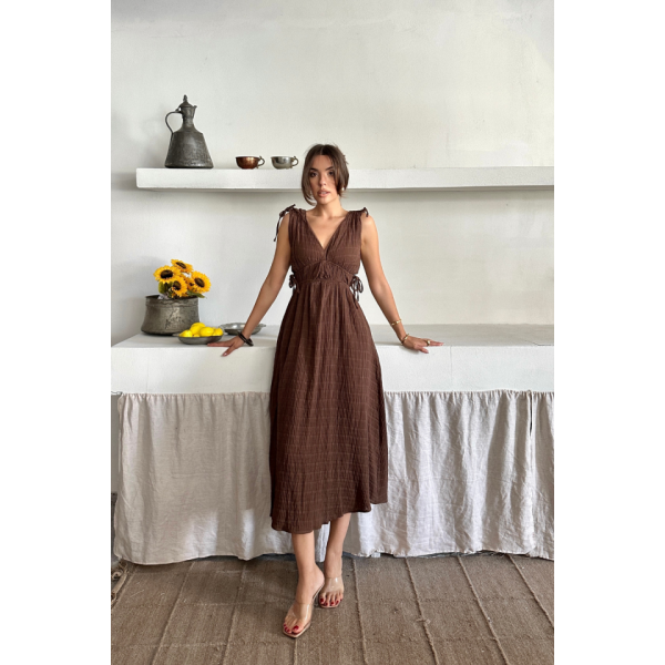 MÜSLİN ELBİSE OMUZ BÜZGÜ DETAYLI V YAKA KOLSUZ ELBİSE - Kahverengi