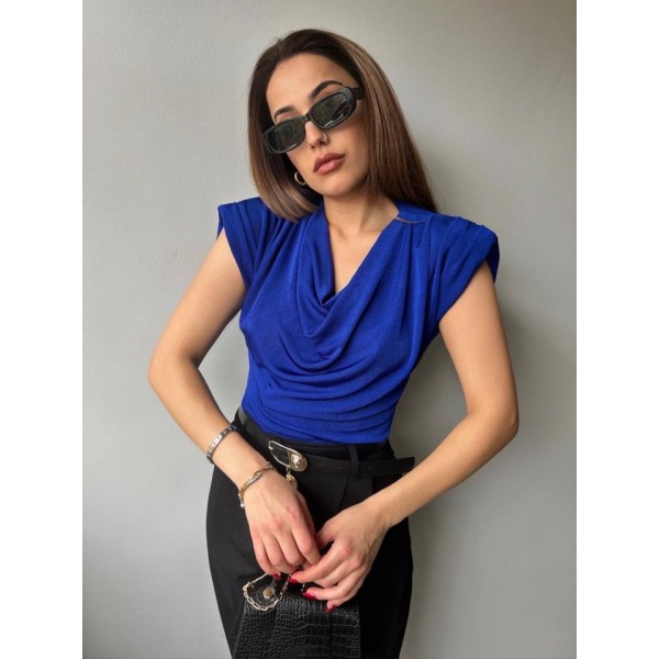 Kadın V Yaka Vatka Detay Kolsuz Dökümlü Bluz