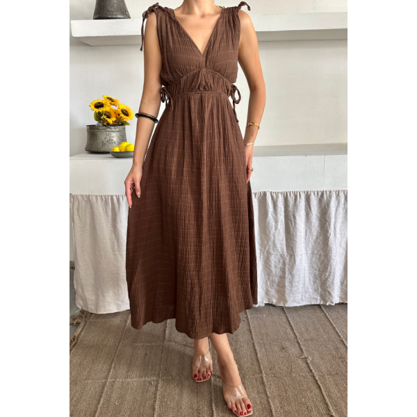 MÜSLİN ELBİSE OMUZ BÜZGÜ DETAYLI V YAKA KOLSUZ ELBİSE - Kahverengi