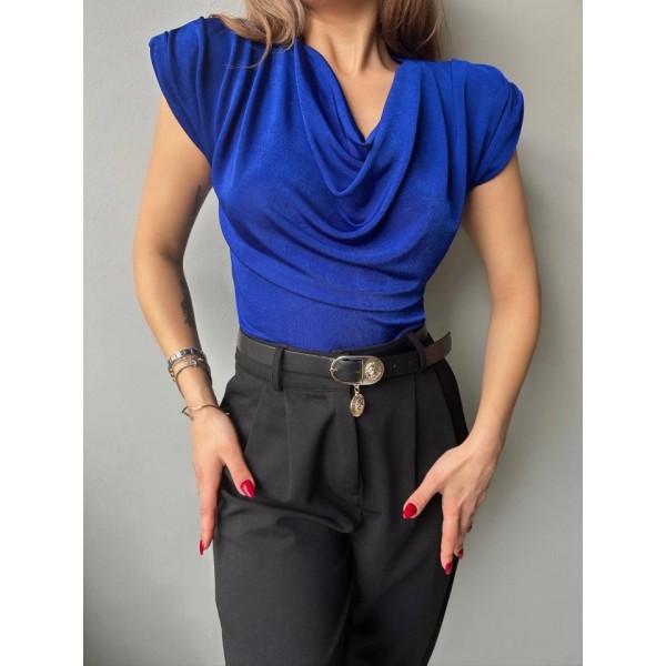 Kadın V Yaka Vatka Detay Kolsuz Dökümlü Bluz