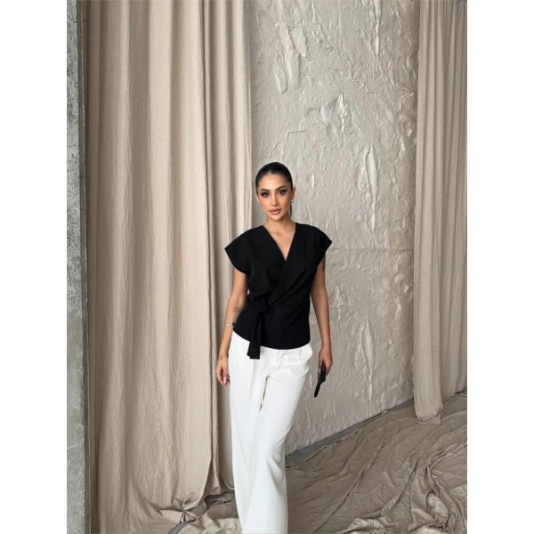 YANDAN BAĞLAMA DETAYLI KOLSUZ BLUZ - Siyah