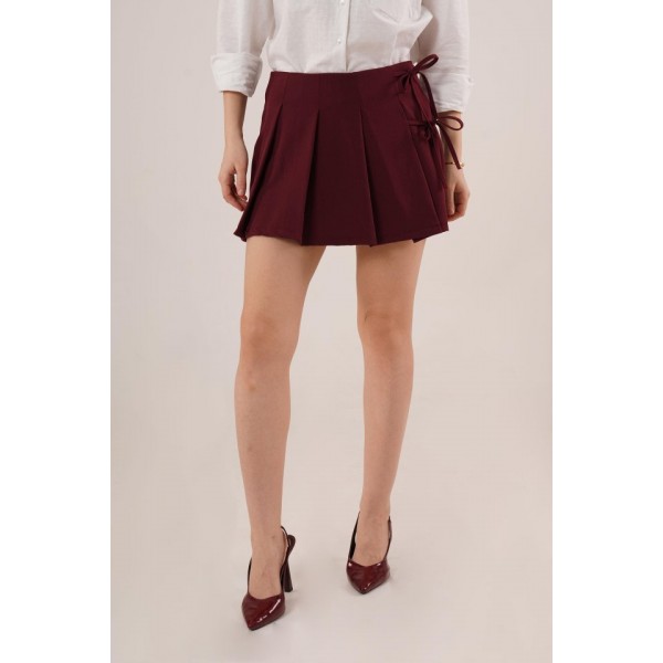 Önü Piliseli Yandan Bağlama Detaylı Bordo Mini Şort Etek