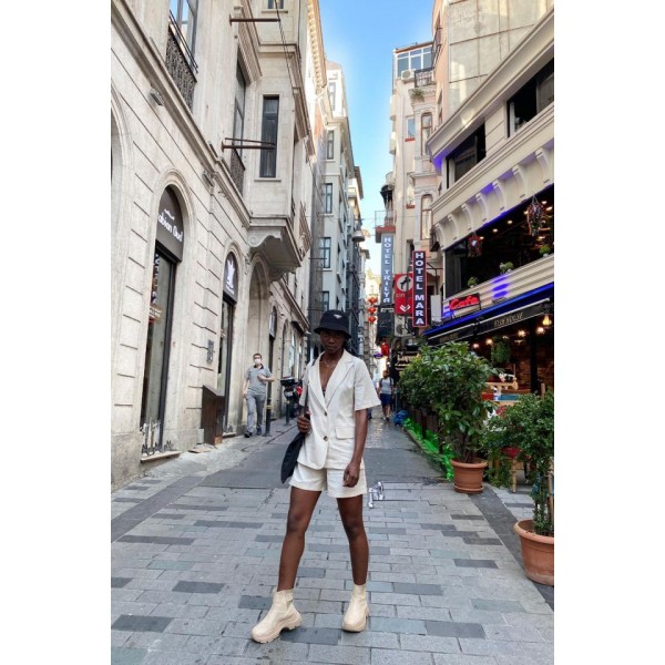 Bej Ceket Ve Şort Takım