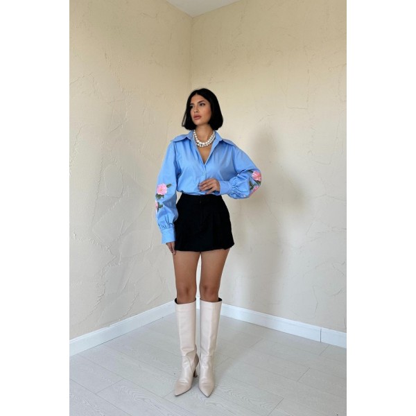 Mavi Kollarında Gül Nakışlı Gömlek