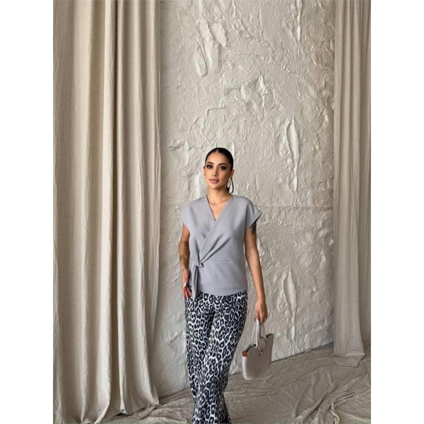 YANDAN BAĞLAMA DETAYLI KOLSUZ BLUZ - Gri