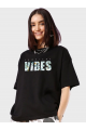 https://percdn.com/f/499569/bzR6YWFtNG0vcUp3ZXk4Z0hzWnBhZlJiYmNBPQ/p/kadin-baskili-oversize-t-shirt-siyah-32492472-sw540sh720.png