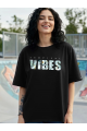 https://percdn.com/f/499569/bzR6YWFtNG0vcUp3ZXk4Z0hzWnBhZlJiYmNBPQ/p/kadin-baskili-oversize-t-shirt-siyah-32492472-sw540sh720.png