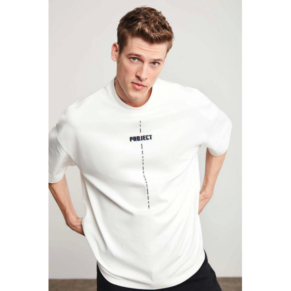 https://percdn.com/f/499569/bzR6YWFtNG0vcUp3ZXk4Z0hzWnBhZlJiYmNBPQ/p/unisex-baskili-oversize-t-shirt-beyaz-62357437-sw853sh1280.png