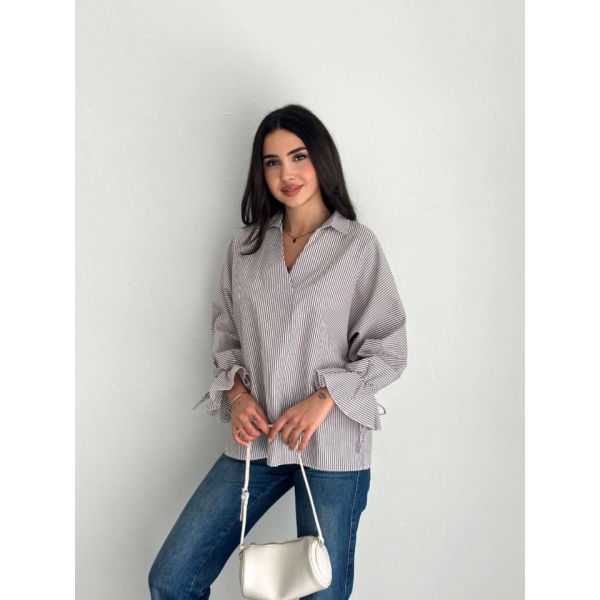 Arkası Asimetrik Yırtmaç Kesim Detaylı Cizgili Bluz Gömlek - Gri