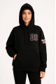 https://percdn.com/f/499569/bzR6YWFtNG0vcUp3ZXk4Z0hzWnBhZlJiYmNBPQ/p/kadin-uc-iplik-kapusonlu-on-ve-arka-baskili-sweatshirt-hoodie-siyah-37699785-sw853sh1280.png